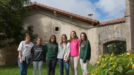 Jóvenes restauran tres casas parroquiales en Larráun