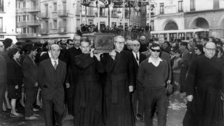 Los restos del Padre Ubillos dejan su 'casa' y vuelven al cementerio de Tudela