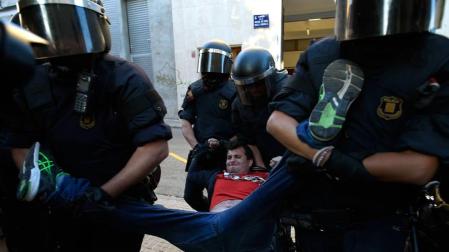 Tensión en Terrassa por el registro de la sede de Unipost en busca de tarjetas censales