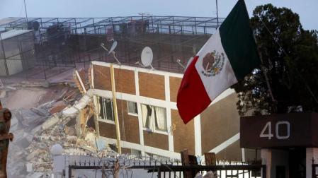 Un edificio desplomado en México por el terremoto de magnitud 7,1 que sacudió este martes es país.