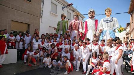 Imágenes del 70 aniversario del barrio de las Casas Baratas en fiestas de Villafranca
