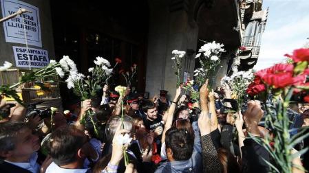 Miles de ciudadanos han protestado este miércoles por los registros relacionados con la organización del 1-O en la Gran Vía con Rambla Catalunya, en Barcelona, donde se encuentra la consellería de Economía.