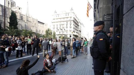 Miles de ciudadanos han protestado este miércoles por los registros relacionados con la organización del 1-O en la Gran Vía con Rambla Catalunya, en Barcelona, donde se encuentra la consellería de Economía.