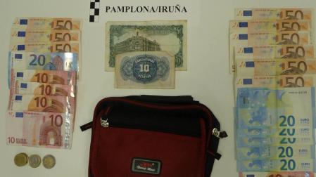 Billetes y un bolsito que portaban consigo los dos detenidos por la Policía Municipal de Pamplona.
