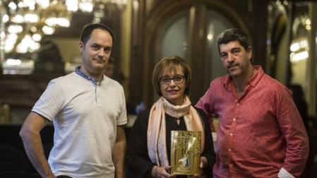 Desde la izda., Iñaki Ayerra, Olga Sanz y Fernando Hualde, minutos antes de la presentación de ayer.