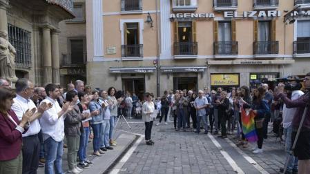 Concentración en la plaza del Ayuntamiento de Pamplona con motivo del Día del Orgullo LGTBI.