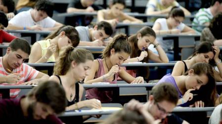 Universitarios de Barcelona y Valencia, los que más ligan con el móvil