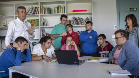 Ondas de esfuerzo en la radio del centro de educación Isterria (Ibero)