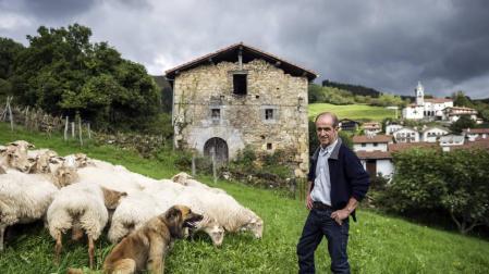 El navarro Antonio Alustiza, la leyenda de los guías de perros pastor