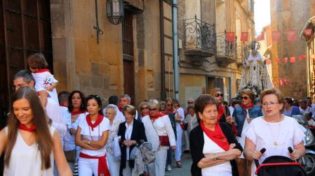 Los vecinos de Corella pasean a la Virgen de la Merced