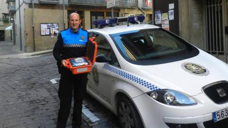 Tafalla equipa un coche de Policía Municipal con un desfribrilador
