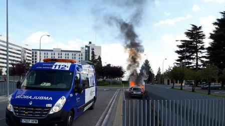 El coche ardiendo en la rampa de salida del parking de Hospitales.