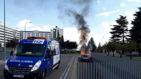 Un vehículo se ha incendiado en la rampa del garaje del CHN.