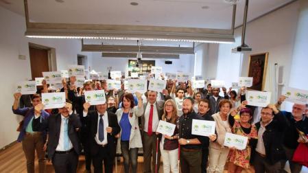 Miembros de la fundación Foaps y parlamentarios forales, tras el acto del décimo aniversario.