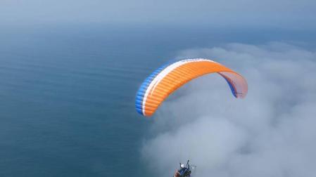 Un paramotor vuela en la costa de Portugal.
