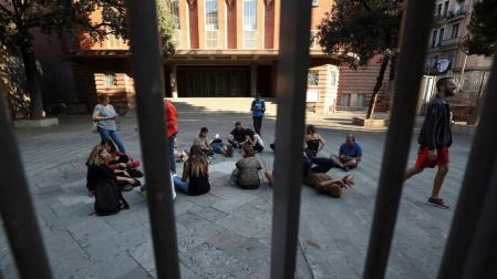 Gente reunida dentro de la escuela Collaso i Gil, uno de los centros de votación designadas para el referéndum de Cataluña.