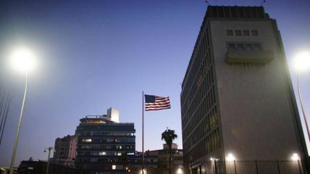 EE UU ordena retirar a "más de la mitad" del personal de su embajada en Cuba