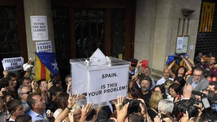 Miles de ciudadanos han protestado este miércoles por los registros relacionados con la organización del 1-O en la Gran Vía con Rambla Catalunya, en Barcelona, donde se encuentra la consellería de Economía.