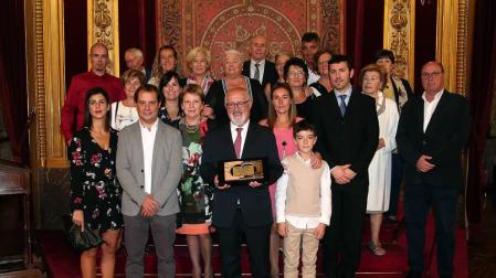 El médico Jesús Elso, en el centro con la placa, junto a su familia. A la izda, su mujer, Maite Fábregas.