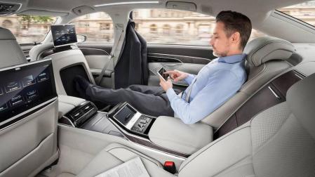 Parece un coche de ciencia ficción, pero el nuevo Audi A8 es real y rueda de manera autónoma en situaciones de tráfico lento. Es uno de los pocos que estrena el nivel 3 de conducción autónoma a nivel mundial, un hito en la automoción. El conductor puede soltar el volante, sentarse en la plaza trasera y disfrutar del viaje mientras el A8 lo hace todo