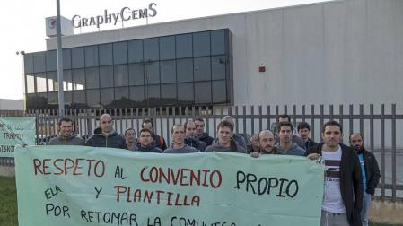 Trabajadores de GraphyCems, ayer primer día de paro en el inicio del turno de las 9 de la mañana.