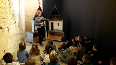Un grupo de escolares atiende las explicaciones en una visita.