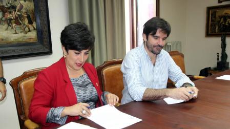 La consejera María Solana y el alcalde Eneko Larrarte, en la firma del convenio el lunes.