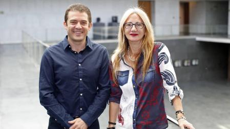 Aitor Arregui Montalvo (mediador) e Inmaculada Unzué Goñi (sordociega), ayer en el Parlamento foral.