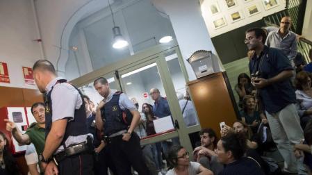 Los Mossos no ponen trabas a las acampadas en los colegios electorales