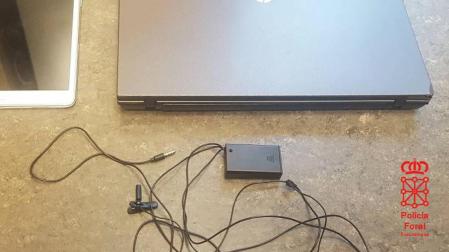 Sorprendido copiando con un 'pinganillo' en la oposiciones a Policía Foral