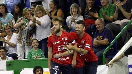 Víctor, Araça y Dani Saldise celebran el gol del ala malagueño que abrió ayer el marcador en el partido ante Osasuna Magna y Movistar Inter.
