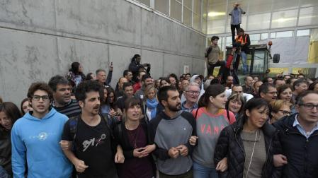 Crece la afluencia de personas a las puertas de los colegios en Cataluña