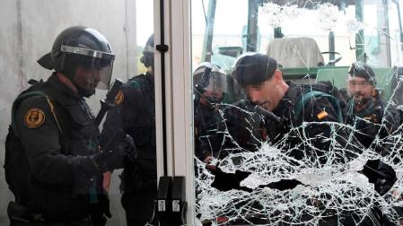 Nueve policías y dos guardias civiles heridos leves en Cataluña