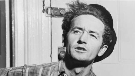 Woody Guthrie, el faro del folk comprometido en Estados Unidos