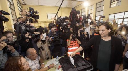 Ada Colau, este domingo en un colegio electoral, donde depositó su voto del referéndum.