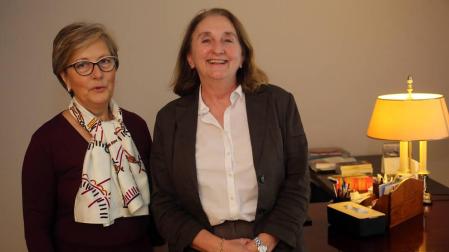 La pediatra neonatóloga jubilada Carmen Mendívil Dacal (izda) y Ana Sala Juániz (psiquiatra infantil y autora del libro 'Déjale crecer'). Falta Javier Molina (pediatra especialista en oncología jubilado). Los tres son los encargados de impartir el taller para padres primerizos en el hospital San Juan de Dios de Pamplona.