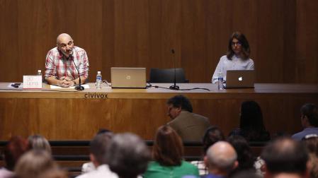 Humberto Bustince y Paula Guisado, este lunes durante su conferencia sobre big data en el Civivox Condestable, coincidiendo con el 30 aniversario de la UPNA.