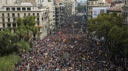 Miles de personas colapsan las calles de Barcelona durante la huelga general