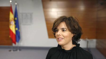 Santamaría responde a Puigdemont que los catalanes recibieron el mensaje del Rey como "bálsamo"
