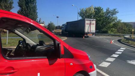 Cortado un carril en San Adrián por la presencia de un camión averiado