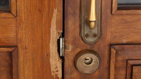 Descerrajan las puertas de una iglesia de Barañáin para robar menos de 100 euros