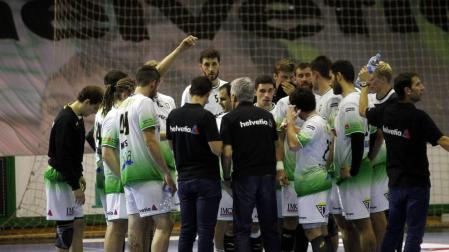 Los jugadores verdiblancos, en un tiempo muerto durante el pasado encuentro frente al Huesca.