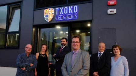 Laurence Miqueleiz, en primer plano (fundador del centro) y parte de su equipo, en la entrada de Txoko Inglés.