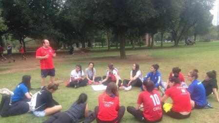 Iñaki Aniz Legarra, de pie a la izquierda, con la selección femenina de balonmano de Chile durante un viaje a Sao Paulo (Brasil).