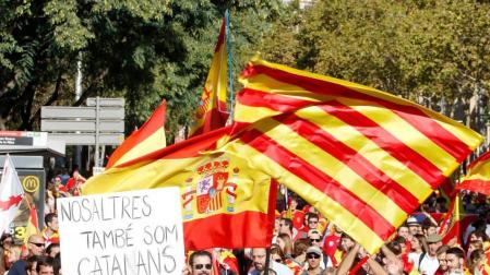 Miles de personas colapsan ya el centro de Barcelona para defender la unidad de España