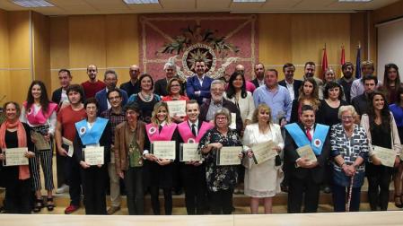 Las autoridades académicas posaron ayer con una representación de los titulados por UNED Pamplona en el curso 2016-2017.