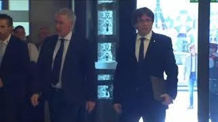 Puigdemont llega al Parlament