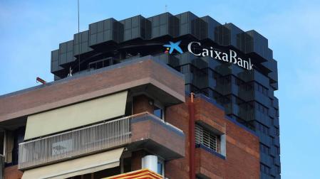 CaixaBank y el Sabadell trasladarán también la sede fiscal fuera de Cataluña