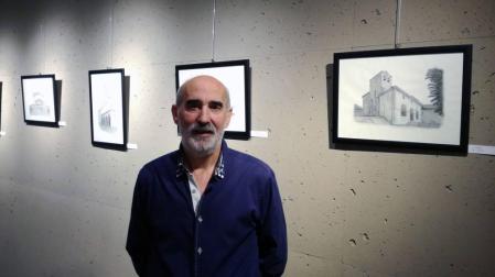 Pedro Arizcuren expone dibujos a lápiz en los que plasma iglesias y locales