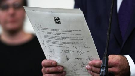 Puigdemont, JxSí y la CUP firman una declaración por una futura independencia